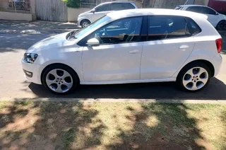 2010 VOLKSWAGEN POLO 6 HATCHBACK 1.4 MANUAL TRANSMISSION IN EXCELLENT CONDITION