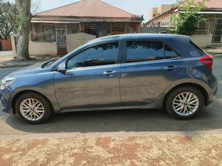 2018 KIA RIO 1.4 MANUAL TRANSMISSION IN EXCELLENT CONDITION WITH REVERSE CAMERA AND SENSORS