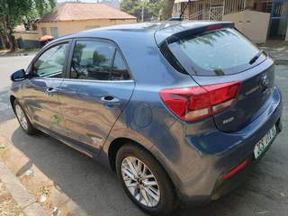 2018 KIA RIO 1.4 MANUAL TRANSMISSION IN EXCELLENT CONDITION WITH REVERSE CAMERA AND SENSORS