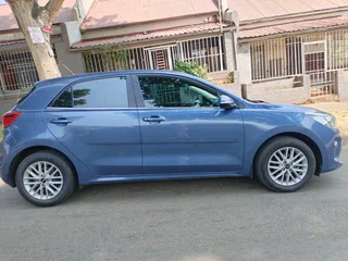 2018 KIA RIO 1.4 MANUAL TRANSMISSION IN EXCELLENT CONDITION WITH REVERSE CAMERA AND SENSORS