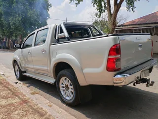 2012 TOYOTA HILUX DOUBLE CAB 3.0 D4D 4X2 MANUAL TRANSMISSION IN EXCELLENT CONDITION