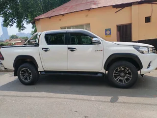 2017 TOYOTA HILUX DOUBLE CAB 2.4 GD6 MANUAL TRANSMISSION IN EXCELLENT CONDITION WITH REVERSE CAMERA