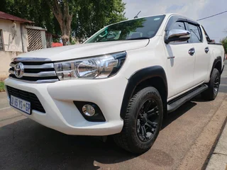 2017 TOYOTA HILUX DOUBLE CAB 2.4 GD6 MANUAL TRANSMISSION IN EXCELLENT CONDITION WITH REVERSE CAMERA