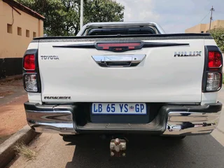 2017 TOYOTA HILUX DOUBLE CAB 2.4 GD6 MANUAL TRANSMISSION IN EXCELLENT CONDITION WITH REVERSE CAMERA