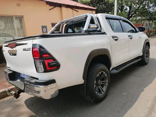 2017 TOYOTA HILUX DOUBLE CAB 2.4 GD6 MANUAL TRANSMISSION IN EXCELLENT CONDITION WITH REVERSE CAMERA