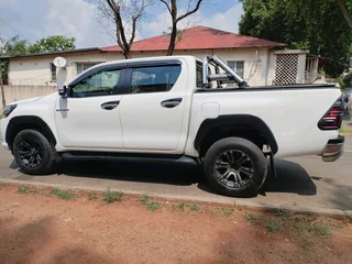 2017 TOYOTA HILUX DOUBLE CAB 2.4 GD6 MANUAL TRANSMISSION IN EXCELLENT CONDITION WITH REVERSE CAMERA