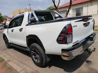 2017 TOYOTA HILUX DOUBLE CAB 2.4 GD6 MANUAL TRANSMISSION IN EXCELLENT CONDITION WITH REVERSE CAMERA