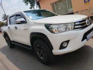 2017 TOYOTA HILUX DOUBLE CAB 2.4 GD6 MANUAL TRANSMISSION IN EXCELLENT CONDITION WITH REVERSE CAMERA