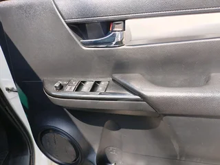 2017 TOYOTA HILUX DOUBLE CAB 2.4 GD6 MANUAL TRANSMISSION IN EXCELLENT CONDITION WITH REVERSE CAMERA