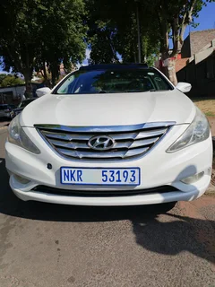 2012 HYUNDAI SONATA 2.4 AUTOMATIC TRANSMISSION IN EXCELLENT CONDITION WITH SUN ROOF