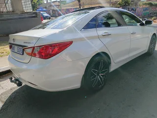 2012 HYUNDAI SONATA 2.4 AUTOMATIC TRANSMISSION IN EXCELLENT CONDITION WITH SUN ROOF