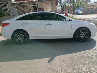 2012 HYUNDAI SONATA 2.4 AUTOMATIC TRANSMISSION IN EXCELLENT CONDITION WITH SUN ROOF