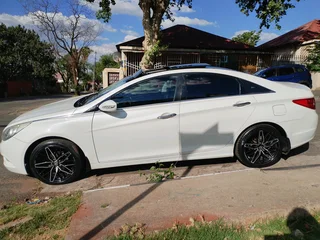 2012 HYUNDAI SONATA 2.4 AUTOMATIC TRANSMISSION IN EXCELLENT CONDITION WITH SUN ROOF