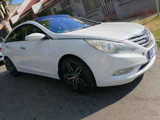 2012 HYUNDAI SONATA 2.4 AUTOMATIC TRANSMISSION IN EXCELLENT CONDITION WITH SUN ROOF