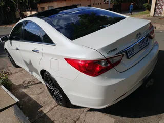 2012 HYUNDAI SONATA 2.4 AUTOMATIC TRANSMISSION IN EXCELLENT CONDITION WITH SUN ROOF