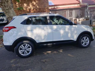 2018 HYUNDAI CRETA 1.6 MANUAL TRANSMISSION WITH REVERSE CAMERA AND SENSORS