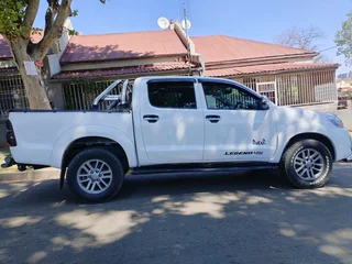2015 TOYOTA HILUX DOUBLE CAB LEGEND 45 3.0 D4D 4X2 MANUAL TRANSMISSION IN EXCELLENT CONDITION