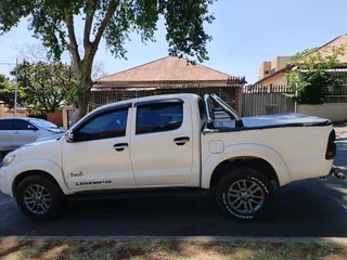 2015 TOYOTA HILUX DOUBLE CAB LEGEND 45 3.0 D4D 4X2 MANUAL TRANSMISSION IN EXCELLENT CONDITION