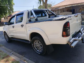 2015 TOYOTA HILUX DOUBLE CAB LEGEND 45 3.0 D4D 4X2 MANUAL TRANSMISSION IN EXCELLENT CONDITION