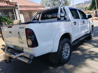 2015 TOYOTA HILUX DOUBLE CAB LEGEND 45 3.0 D4D 4X2 MANUAL TRANSMISSION IN EXCELLENT CONDITION