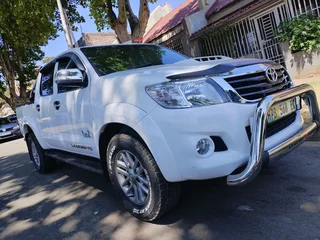 2015 TOYOTA HILUX DOUBLE CAB LEGEND 45 3.0 D4D 4X2 MANUAL TRANSMISSION IN EXCELLENT CONDITION