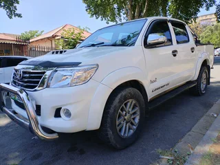 2015 TOYOTA HILUX DOUBLE CAB LEGEND 45 3.0 D4D 4X2 MANUAL TRANSMISSION IN EXCELLENT CONDITION
