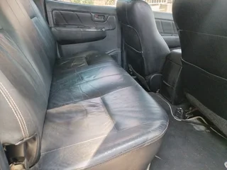 2015 TOYOTA HILUX DOUBLE CAB LEGEND 45 3.0 D4D 4X2 MANUAL TRANSMISSION IN EXCELLENT CONDITION