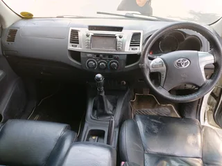 2015 TOYOTA HILUX DOUBLE CAB LEGEND 45 3.0 D4D 4X2 MANUAL TRANSMISSION IN EXCELLENT CONDITION