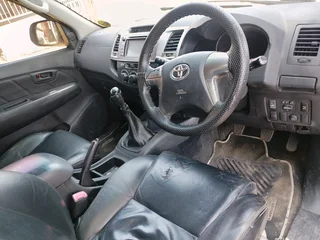 2015 TOYOTA HILUX DOUBLE CAB LEGEND 45 3.0 D4D 4X2 MANUAL TRANSMISSION IN EXCELLENT CONDITION