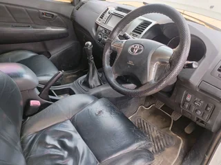 2015 TOYOTA HILUX DOUBLE CAB LEGEND 45 3.0 D4D 4X2 MANUAL TRANSMISSION IN EXCELLENT CONDITION