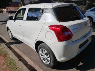 2022 SUZUKI SWIFT 1.2 MANUAL TRANSMISSION IN EXCELLENT CONDITION WITH SERVICE BOOK AND SPARE KEYS