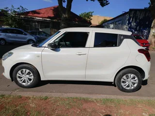 2022 SUZUKI SWIFT 1.2 MANUAL TRANSMISSION IN EXCELLENT CONDITION WITH SERVICE BOOK AND SPARE KEYS