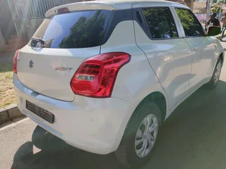 2022 SUZUKI SWIFT 1.2 MANUAL TRANSMISSION IN EXCELLENT CONDITION WITH SERVICE BOOK AND SPARE KEYS