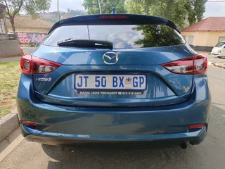 2018 MAZDA 3 MANUAL TRANSMISSION WITH SCREEN DISPLAY AND LEATHER SEATS IN EXCELLENT CONDITION