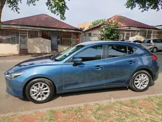 2018 MAZDA 3 MANUAL TRANSMISSION WITH SCREEN DISPLAY AND LEATHER SEATS IN EXCELLENT CONDITION