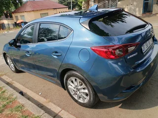 2018 MAZDA 3 MANUAL TRANSMISSION WITH SCREEN DISPLAY AND LEATHER SEATS IN EXCELLENT CONDITION