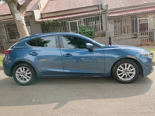 2018 MAZDA 3 MANUAL TRANSMISSION WITH SCREEN DISPLAY AND LEATHER SEATS IN EXCELLENT CONDITION