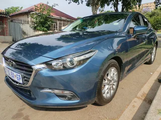 2018 MAZDA 3 MANUAL TRANSMISSION WITH SCREEN DISPLAY AND LEATHER SEATS IN EXCELLENT CONDITION