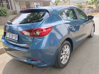 2018 MAZDA 3 MANUAL TRANSMISSION WITH SCREEN DISPLAY AND LEATHER SEATS IN EXCELLENT CONDITION