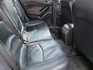 2018 MAZDA 3 MANUAL TRANSMISSION WITH SCREEN DISPLAY AND LEATHER SEATS IN EXCELLENT CONDITION