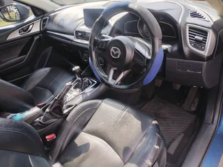 2018 MAZDA 3 MANUAL TRANSMISSION WITH SCREEN DISPLAY AND LEATHER SEATS IN EXCELLENT CONDITION