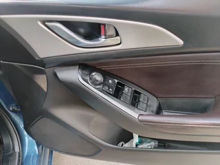 2018 MAZDA 3 MANUAL TRANSMISSION WITH SCREEN DISPLAY AND LEATHER SEATS IN EXCELLENT CONDITION