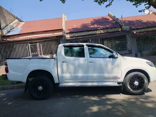 2013 Toyota Hilux Double Cab 2.7 Vvti Manual Transmission In Excellent Condition With Spare Keys