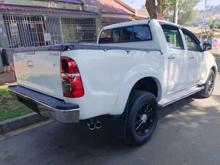 2013 TOYOTA HILUX DOUBLE CAB 2.7 VVTI MANUAL TRANSMISSION IN EXCELLENT CONDITION WITH SPARE KEYS