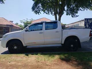 2013 TOYOTA HILUX DOUBLE CAB 2.7 VVTI MANUAL TRANSMISSION IN EXCELLENT CONDITION WITH SPARE KEYS