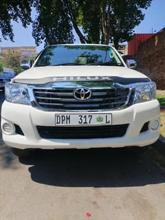 2013 TOYOTA HILUX DOUBLE CAB 2.7 VVTI MANUAL TRANSMISSION IN EXCELLENT CONDITION WITH SPARE KEYS