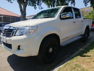 2013 TOYOTA HILUX DOUBLE CAB 2.7 VVTI MANUAL TRANSMISSION IN EXCELLENT CONDITION WITH SPARE KEYS