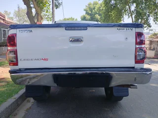 2013 TOYOTA HILUX DOUBLE CAB 2.7 VVTI MANUAL TRANSMISSION IN EXCELLENT CONDITION WITH SPARE KEYS