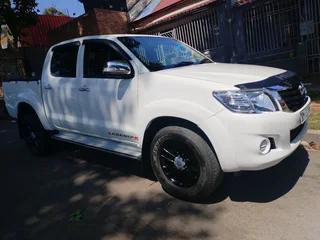 2013 TOYOTA HILUX DOUBLE CAB 2.7 VVTI MANUAL TRANSMISSION IN EXCELLENT CONDITION WITH SPARE KEYS