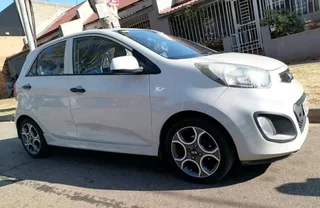 2014 KIA PICANTO MANUAL TRANSMISSION IN EXCELLENT CONDITION WITH SUN ROOF